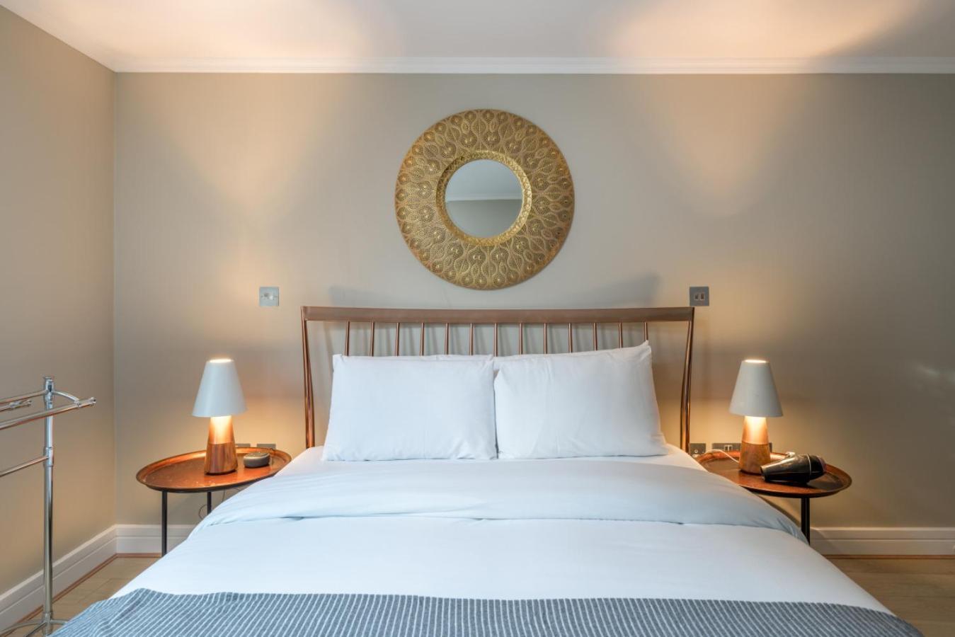 Gorgeous Design 2 Bed Flat Barons Court Sleeps Six Londra