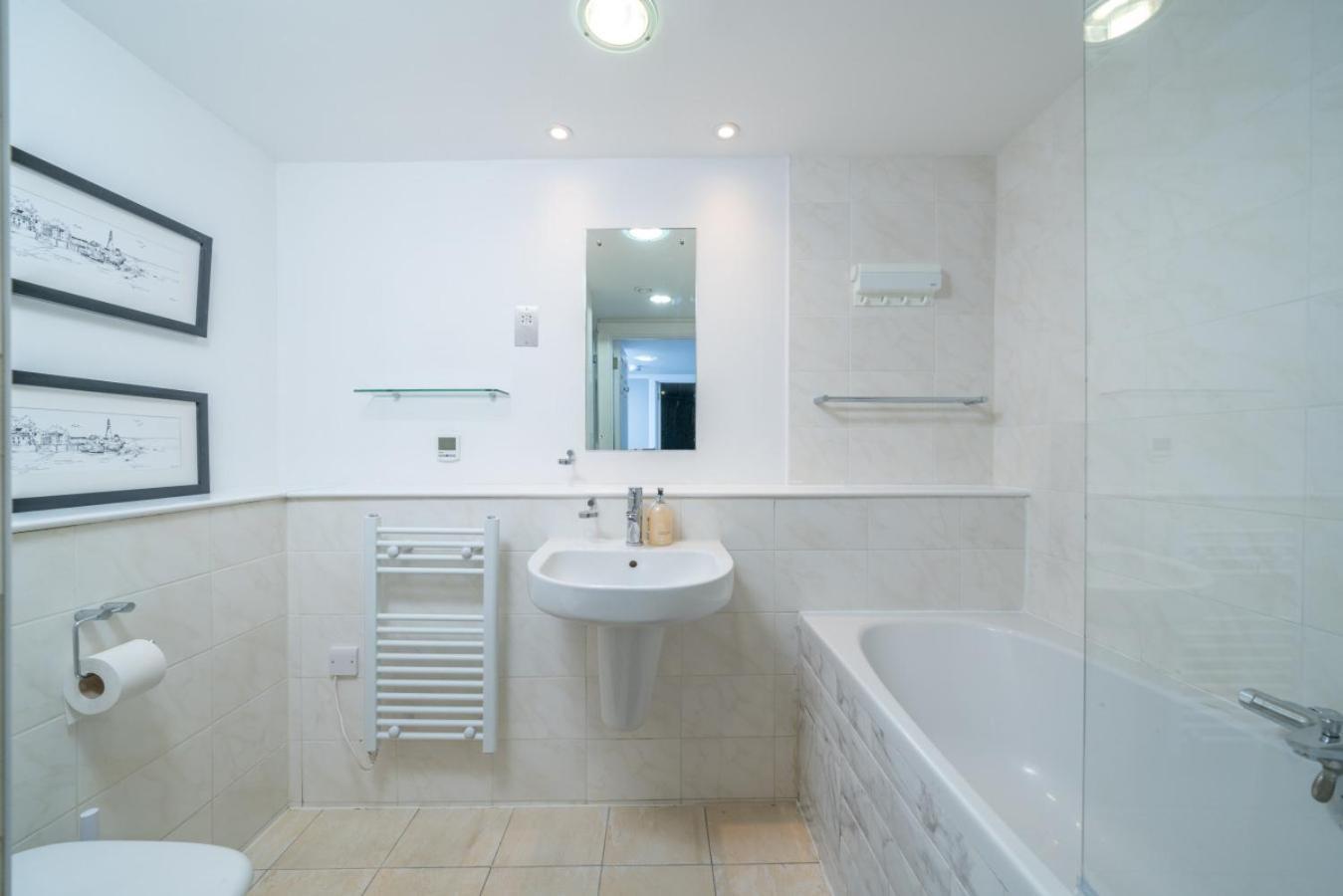 Gorgeous Design 2 Bed Flat Barons Court Sleeps Six *
