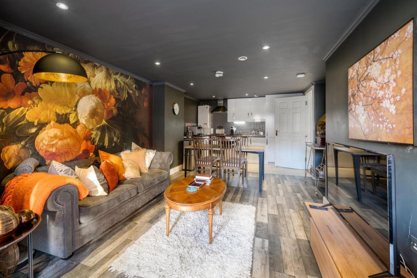 Gorgeous Design 2 Bed Flat Barons Court Sleeps Six Londra