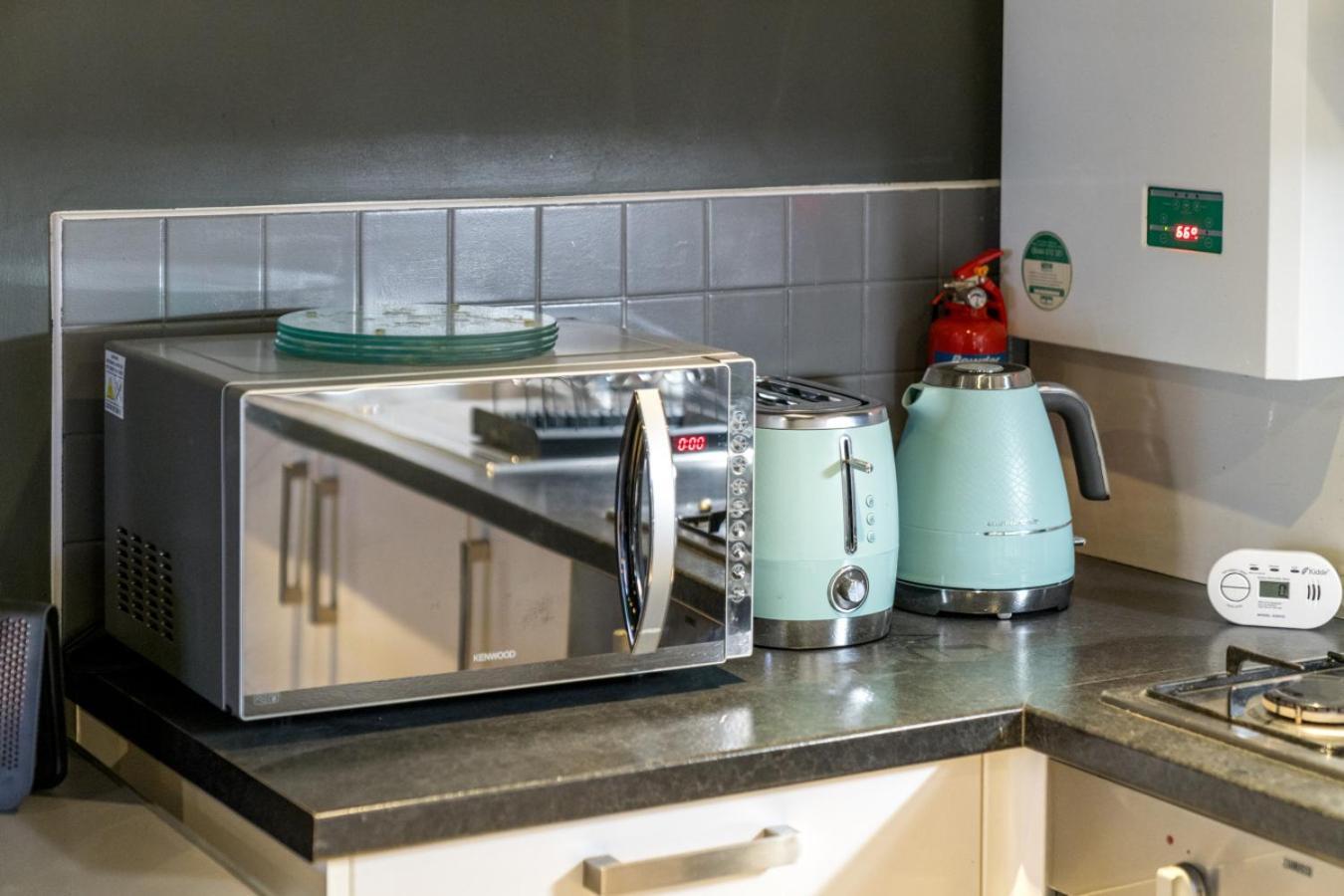 Gorgeous Design 2 Bed Flat Barons Court Sleeps Six Londra