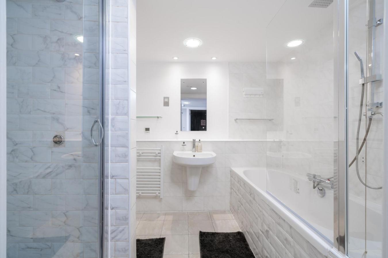Gorgeous Design 2 Bed Flat Barons Court Sleeps Six Appartamento