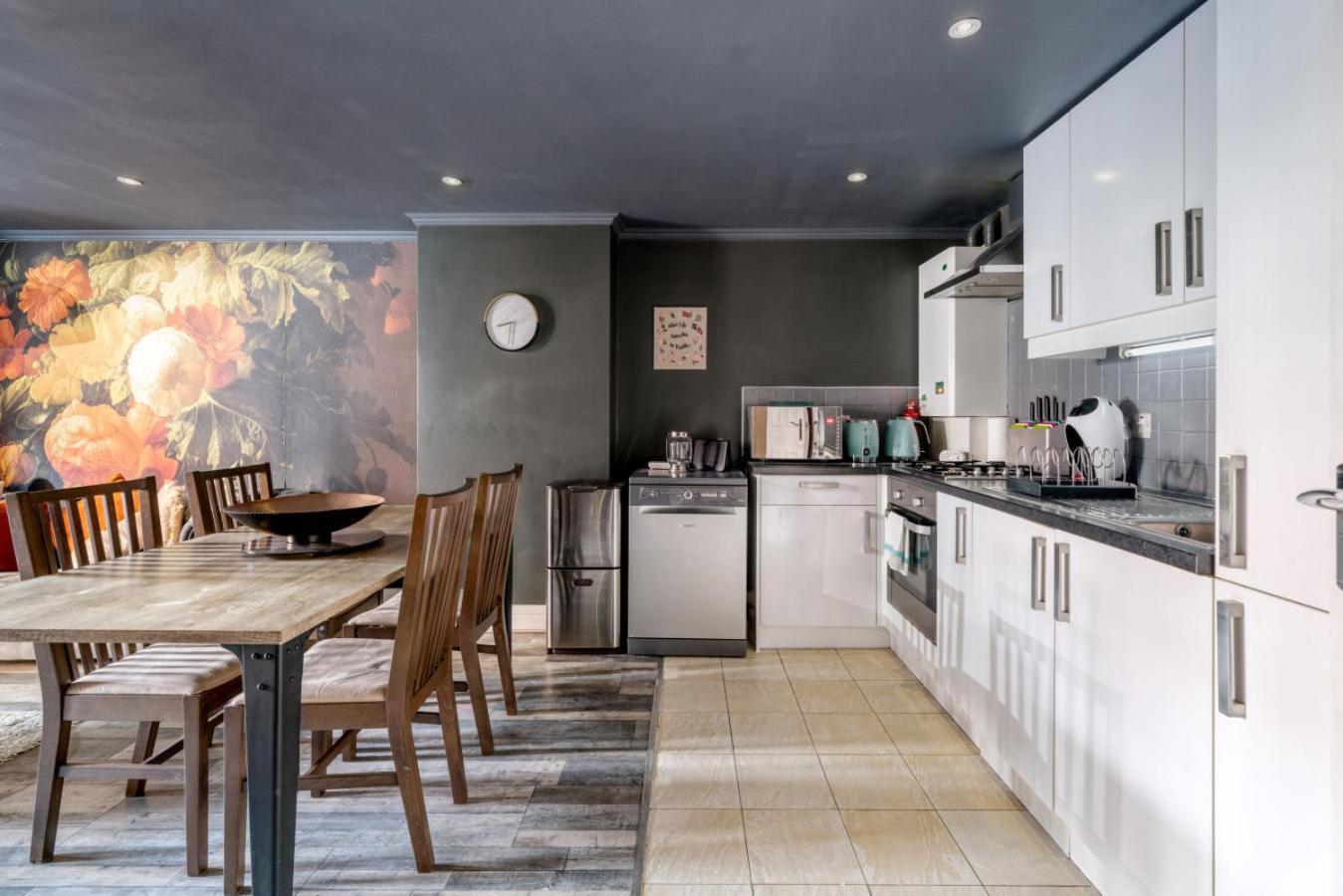 Gorgeous Design 2 Bed Flat Barons Court Sleeps Six Appartamento *